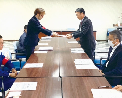 写真：要求書を手渡す仲澤議長（左）＝提供写真
