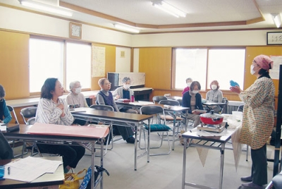 写真：事前講習会で当日の実習内容を確認する会員