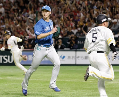 写真：５回、ソフトバンク・川瀬（奥）に決勝打を許した日本ハム・達。右は本塁へ向かう三走山川＝みずほペイペイドーム