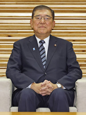 写真：内閣総辞職の閣議に臨む石破茂首相＝２１日午前８時５１分、首相官邸