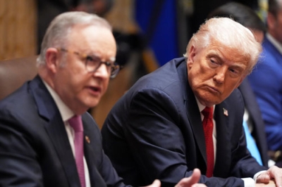 写真：オーストラリアのアルバニージー首相（左）の話を聞くトランプ米大統領＝２０日、ホワイトハウス（ＡＰ＝共同）