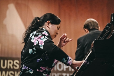 写真：「第１９回ショパン国際ピアノ・コンクール」の本選で演奏する桑原志織さん（©Ｗ．Ｇｒｚｅｄｚｉｎｓｋｉ／ＮＩＦＣ提供・共同）