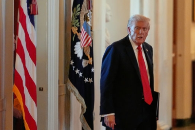写真：米ホワイトハウスに姿を見せたトランプ大統領＝２０日（ＡＰ＝共同）