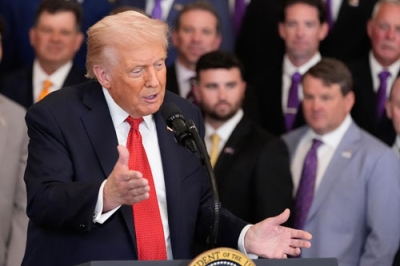 写真：米大学野球優勝チームを歓迎するイベントで話すトランプ大統領＝２０日、ホワイトハウス（ＡＰ＝共同）