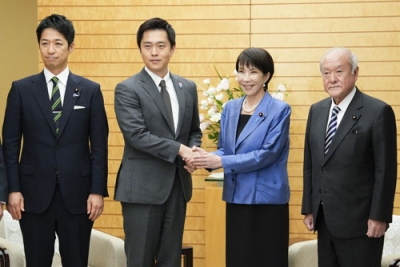 写真：会談に臨む（左から）日本維新の会の藤田文武共同代表、吉村洋文代表、高市早苗首相、自民党の鈴木俊一幹事長＝２１日午後４時１９分、首相官邸