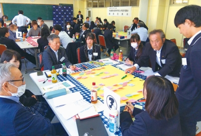 写真：理想のまちの実現へ意見を出し合う開来高生と市議