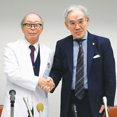写真：徳洲会グループ入りを正式発表した母恋の有賀理事長（左）と徳洲会の東上理事長