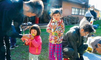写真：熱々の焼き芋を頬張る子どもたち