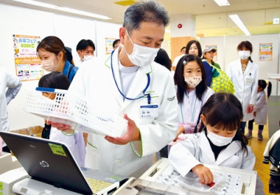 写真：こども薬局で調剤を体験する子どもたち