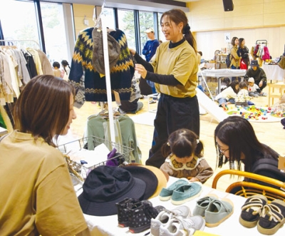 写真：掘り出し物を求め、来場者でにぎわう会場