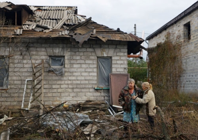 写真：ウクライナ東部ドネツク州のロシア側制圧地域で、無人機攻撃でけがをした人と損傷した家屋＝２１日（ロイター＝共同）