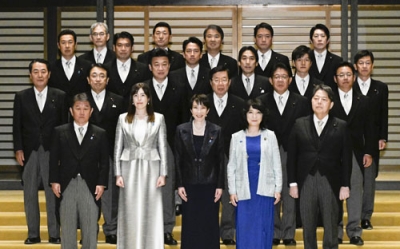 写真：任命式と認証式を終え、写真に納まる高市早苗首相（前列中央）と閣僚ら＝２１日午後９時７分、宮殿・北車寄