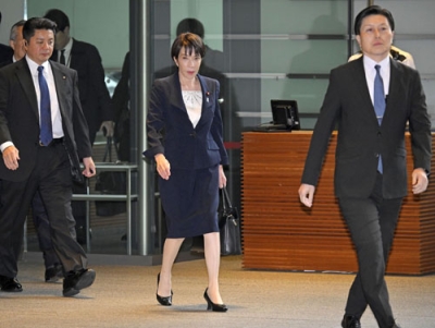 写真：首相官邸に入る高市首相（中央）＝２２日午前