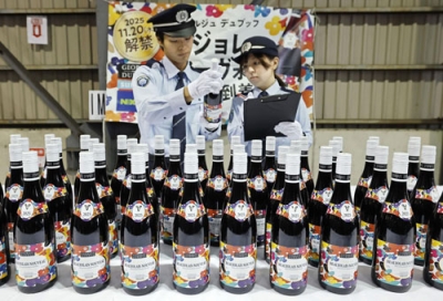 写真：関西空港に到着した新酒「ボージョレ・ヌーボー」＝２２日午前