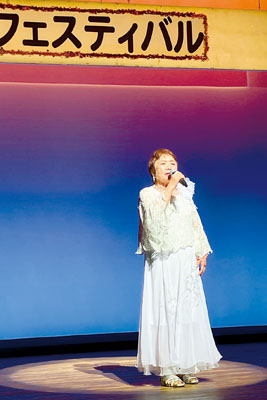 写真：ステージで自慢ののどを響かせる出演者（提供写真）