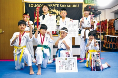 写真：全国・全道大会の入賞を励みに、さらなる上達を誓う坂井塾の門下生たち