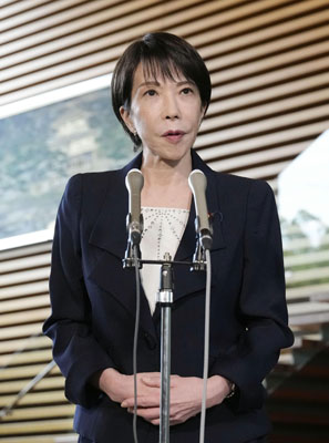写真：新内閣発足から一夜明け、記者団の取材に応じる高市首相＝２２日午前、首相官邸