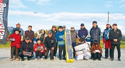 写真：寒さの中、サケ釣りを楽しんだ参加者（提供写真）