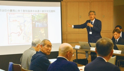写真：登別温泉中央通りの被災状況を説明する齊藤部長