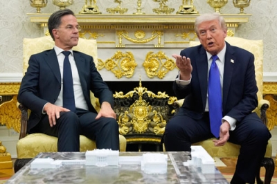 写真：２２日、米ホワイトハウスで北大西洋条約機構（ＮＡＴＯ）のルッテ事務総長（左）と会談するトランプ米大統領（ＡＰ＝共同）