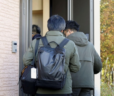 写真：「ノースサファリサッポロ」の運営会社「サクセス観光」の取締役自宅へ家宅捜索に入る道警の捜査員＝２３日午前、札幌市