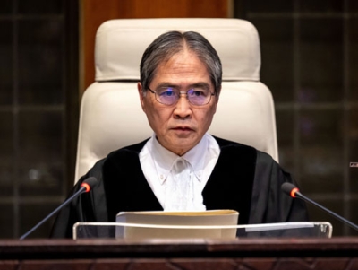 写真:勧告的意見を言い渡す国際司法裁判所の岩沢雄司所長=22日、オランダ西部ハーグ(ICJ提供・共同)