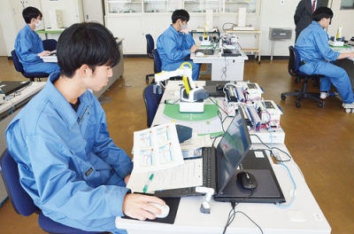 写真：ロボットのプログラミングを体験する生徒