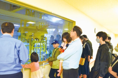 写真：処理方法に理解を深める「日曜見学デー」の参加者