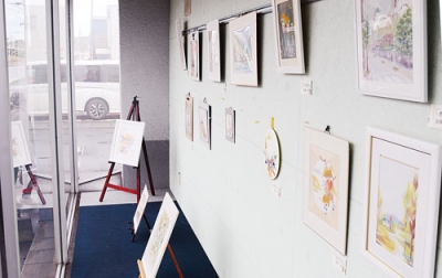 写真：心を和ませるちぎり絵が並ぶ斎藤さんと佐藤さんの作品展