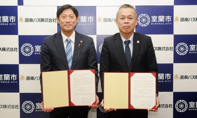 写真：ＵＩＪターン就職促進に関する協定を結んだ長谷川社長（右）と青山市長