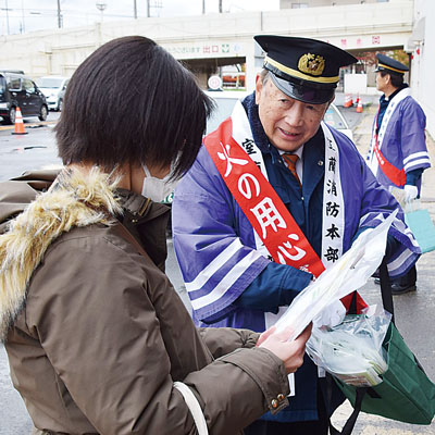 写真：火災予防を呼びかける消防関係者