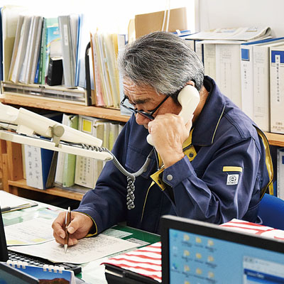 写真：電話で情報を共有する胆振総合振興局の職員