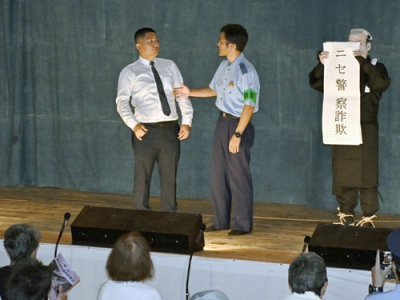 写真：中山春日神社奉納歌舞伎の幕あいで、漫才を披露する「餃子とイガグリ」の佐野浩太警部補（右）と小脇康平巡査＝香川県小豆島町