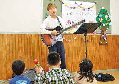 写真：子どもたちに演奏を披露するＫＥＮＴＯさん