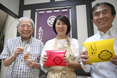 写真：「あかだ屋清七」の商品を手にする（右から）岡田博さん、妻雅代さん、父貞雄さん＝愛知県津島市