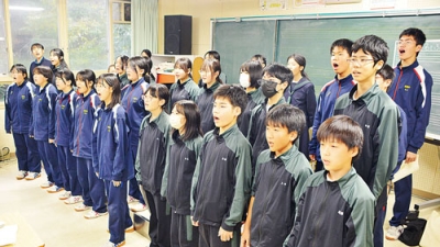 写真：定演に向けて合唱の合同練習に取り組む生徒たち