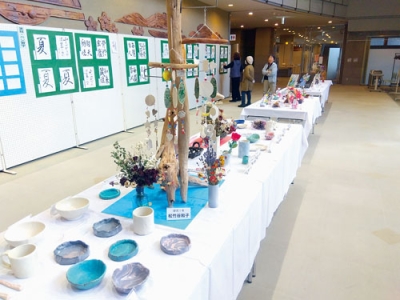 写真：興味を引く作品が並ぶ長生大学の作品展