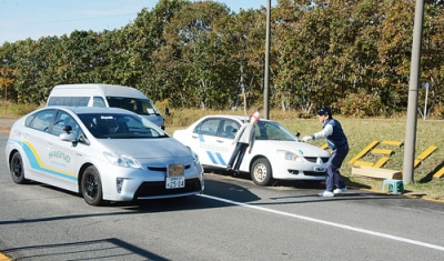 写真：飛び出してきた人形に反応し、急ブレーキをかける教習車