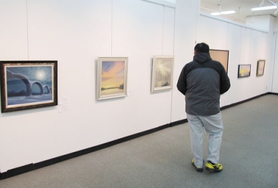 写真:多様な作品が並ぶ蘭輝展の絵画展