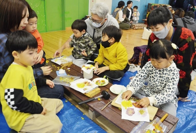 写真：花のたたき染めを楽しむ家族