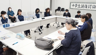 写真：升井さんの作品をテーマに中学生が意見交換した討論会