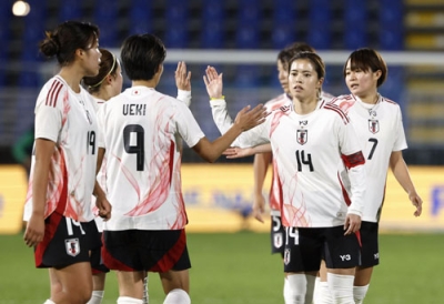 写真:イタリアと引き分け、タッチを交わす長谷川(14)ら女子日本代表=コモ(共同)