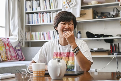 写真:自宅でインタビューに答えるきのコさん
