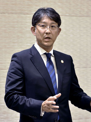 写真:記者団の取材に応じるトヨタ自動車の佐藤恒治社長=22日、東京都千代田区