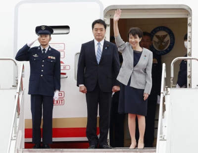 写真：初外遊となるマレーシアに向け出発する高市首相＝２５日午後、羽田空港