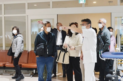 写真:院内を視察する医師団