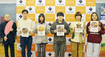 写真:表彰された小板さん(右から3人目)ら学生と横尾会長(左端)
