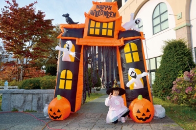 写真:ハロウィーン仕様の装飾前で記念撮影する子ども