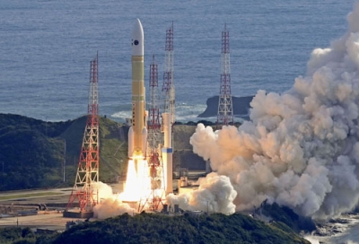 写真:新型無人補給機「HTV―X」1号機を載せ、鹿児島県の種子島宇宙センターから打ち上げられるH3ロケット7号機=26日午前9時(共同通信社ヘリから)