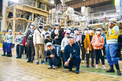 写真:白老工場を見学して紙ができるまでの流れを学ぶ子どもら